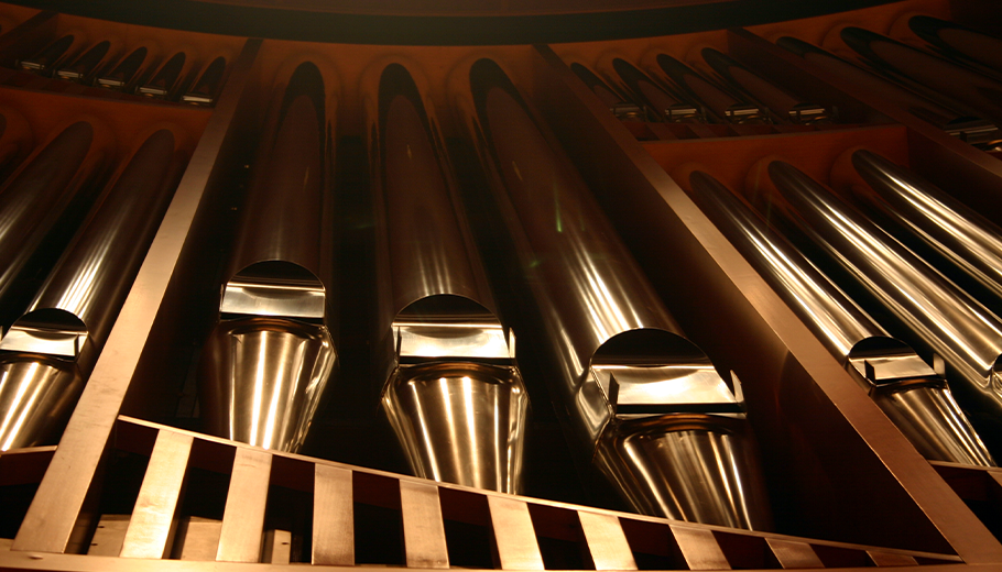 Close up image of organ pipes.